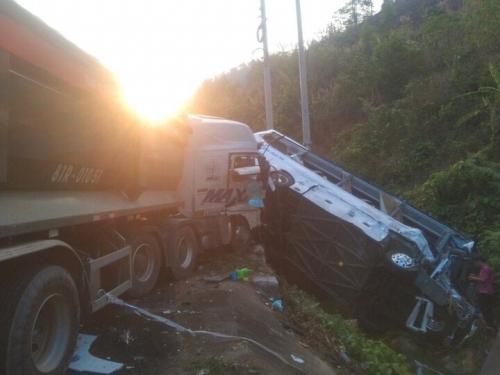 Xe khách đối đầu xe tải, 23 người thương vong ở Kon Tum
